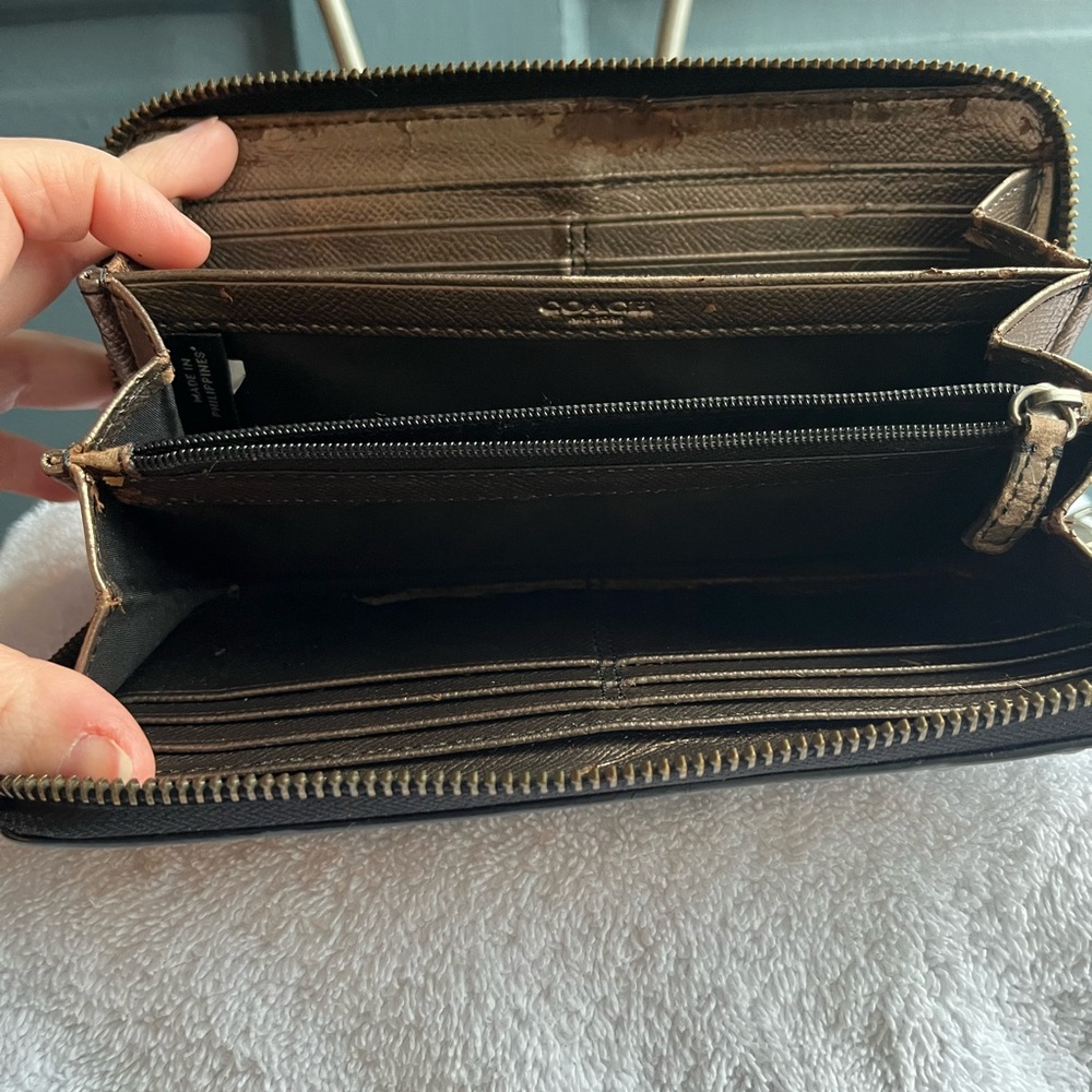 Coach Accordion Zip Wallet in Studded Crossgrain Leather - Picture 4 of 6